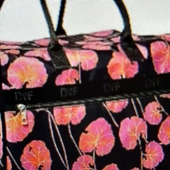 DVF Geranium Leaf 🍃 WeekenderBag 💼 Get AWAY🏃‍♀️in Style! Zip outside pocket - Picture 5 of 17